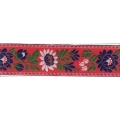 Červená krojová stuha s květinovým vzorem - vzorovka š 3,5 cm